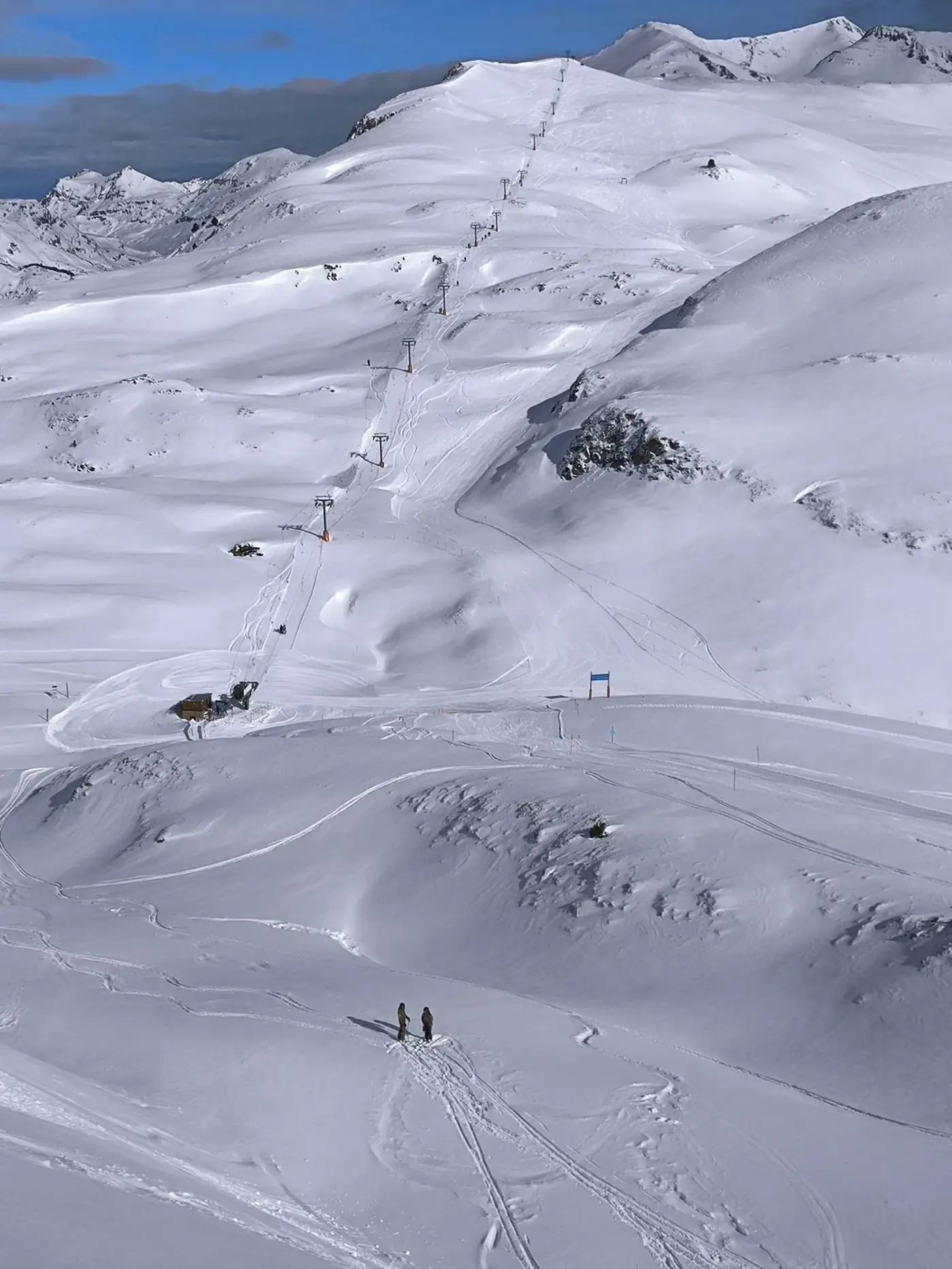 Carretera de acceso a Baqueira Beret en el Valle de Arán con llegada a la estación de esquí y señalización hacia la escuela de esquí Alpine Ski Academy
