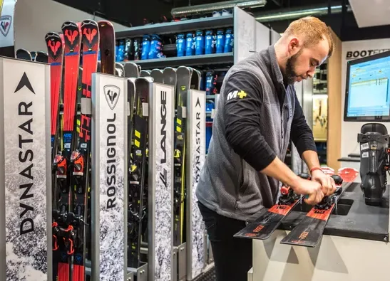 Alquiler de esquís en Baqueira Beret con material técnico para esquiadores de todos los niveles recomendado por la escuela de esquí Alpine Ski Academy